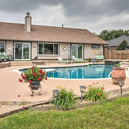Gorgeous Hutto Home With Hot Tub, Pool, And Fire Pit!
